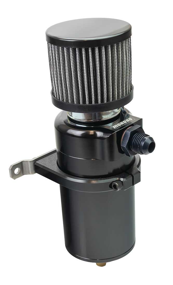A single-inlet Moroso billet catch can on a white background with its -AN fitting, breather and clockable mounting bracket